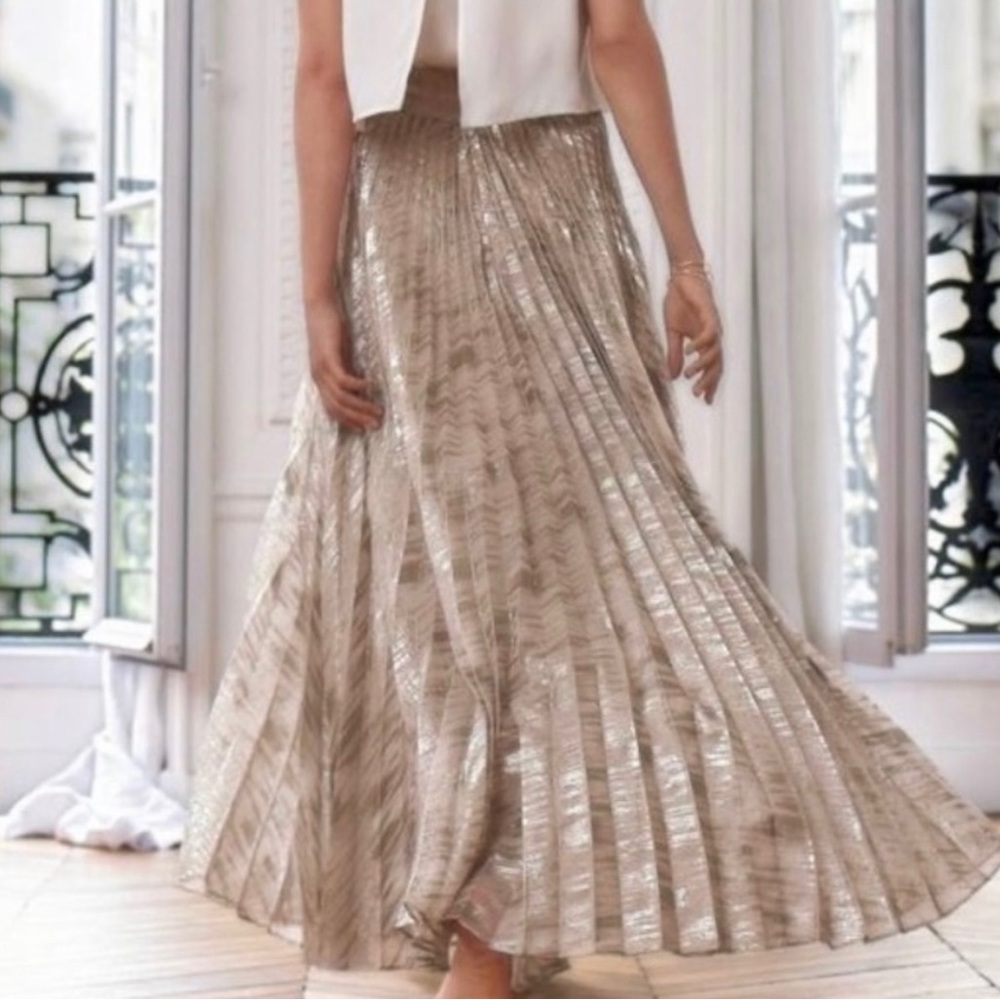 Elegant Metallic Pleated Skirt